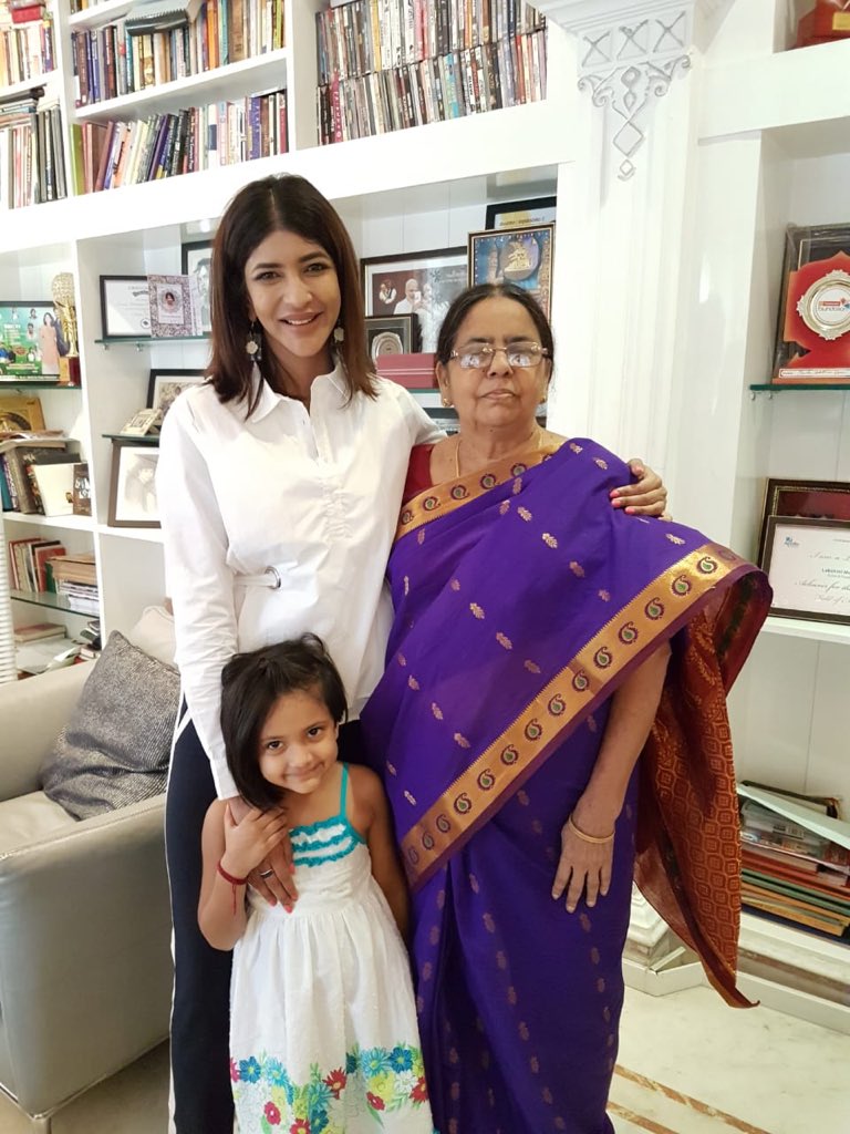 LakshmiManchu's tweet photo. This is what makes me smile. #MemuSaitham supported #Lakshmi garu in building #JesusOldAgeHome at #Khammam.Tdy, she comes all the way, wishing us for #Dussehra with too many savouries & blessings! Wt a beautiful start to the festivities this has to be?❤️#Gratitude #AllAboutGiving https://t.co/gMzKsJBJXV