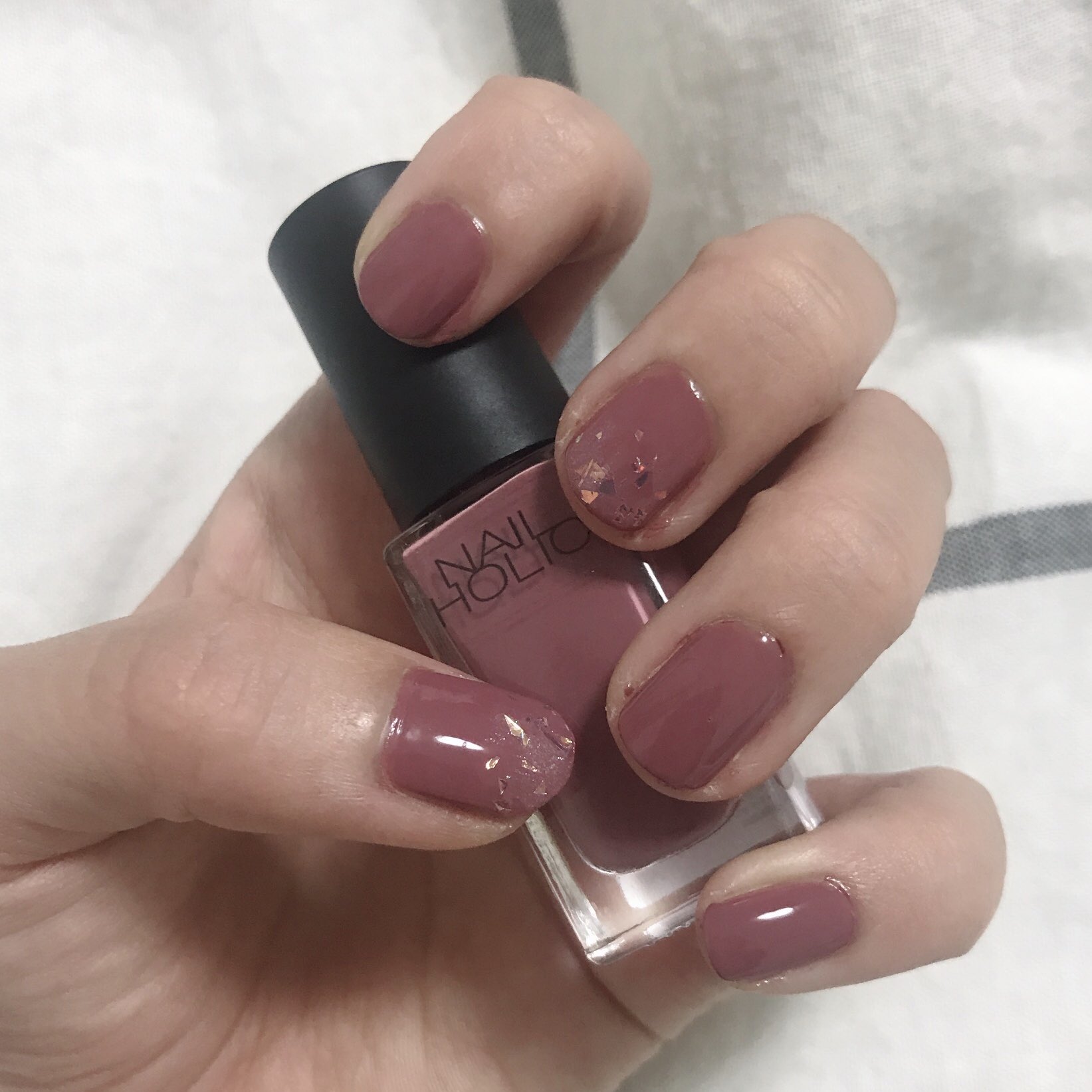 Chy 今週はネイルホリックのro602の先端にパラドゥのガラスシューズ この色とか Chanelの491rose Confidentielがすごく似合うのも イエベ秋の私の七不思議の一つでした 笑 落ち着いた深みのローズ 秋冬にぴったり セルフネイル ブルベ冬