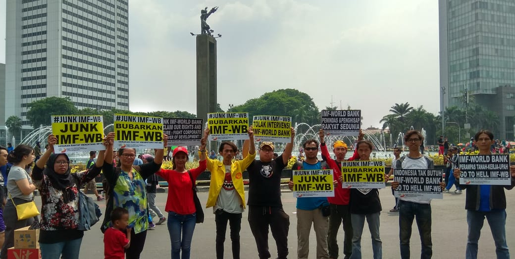 RoedyHaBiDa's tweet photo. Hari ini Minggu 14 Okt 2018 Aksi Gerakan Rakyat Melawan IMF WB (GRM IMF-WB) Jakarta melakukan aksi menantang IMF WB, IMF WB sampah #JunkIMFWB .
GRM IMF WB,  mempromosikan pembangunan yg mengabdi pd rakyat!! @ILPS_Phils @ILPSUSA @ilpscomm10 @lennon_ydwong @lestarihk @YohanesAkwan https://t.co/FEP0rGgkip