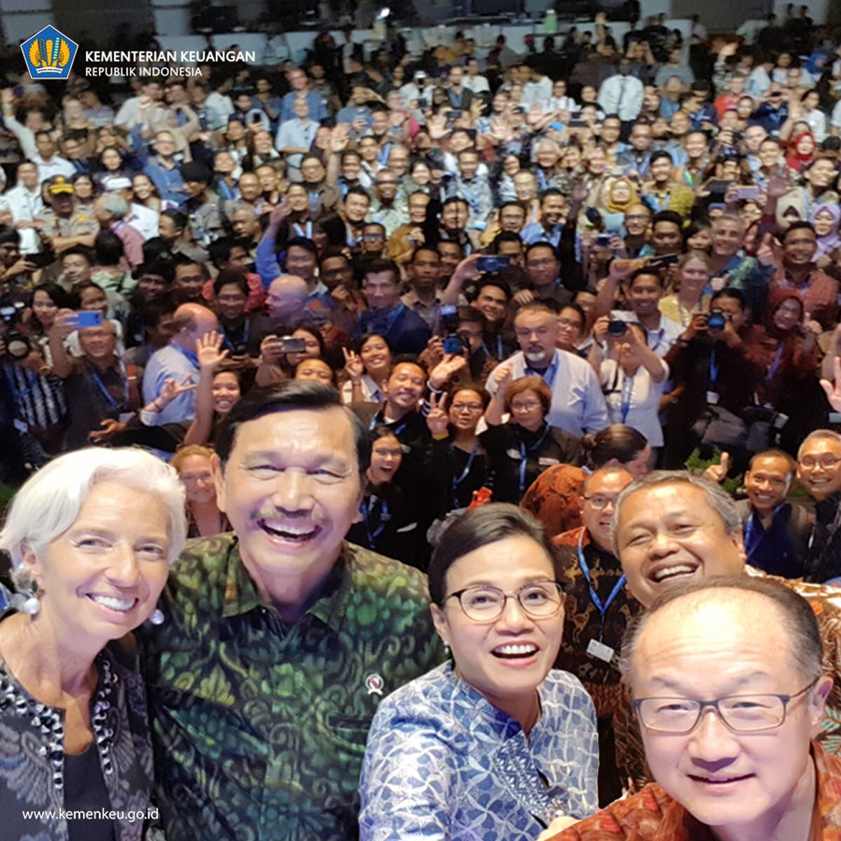 #InfoKeu
#MenkeuSMI kepada Dunia: Kami berikan sepenuhnya dukungan, bersama kehangatan &amp; kasih sayang dari Bali. Jagalah kehangatan ini sebagai bekal dalam menjalani ‘musim dingin’ yang akan kalian hadapi.

Dengan ini, #AM2018Bali resmi berakhir.
#IndonesiaBangga
#TerimakasihBali