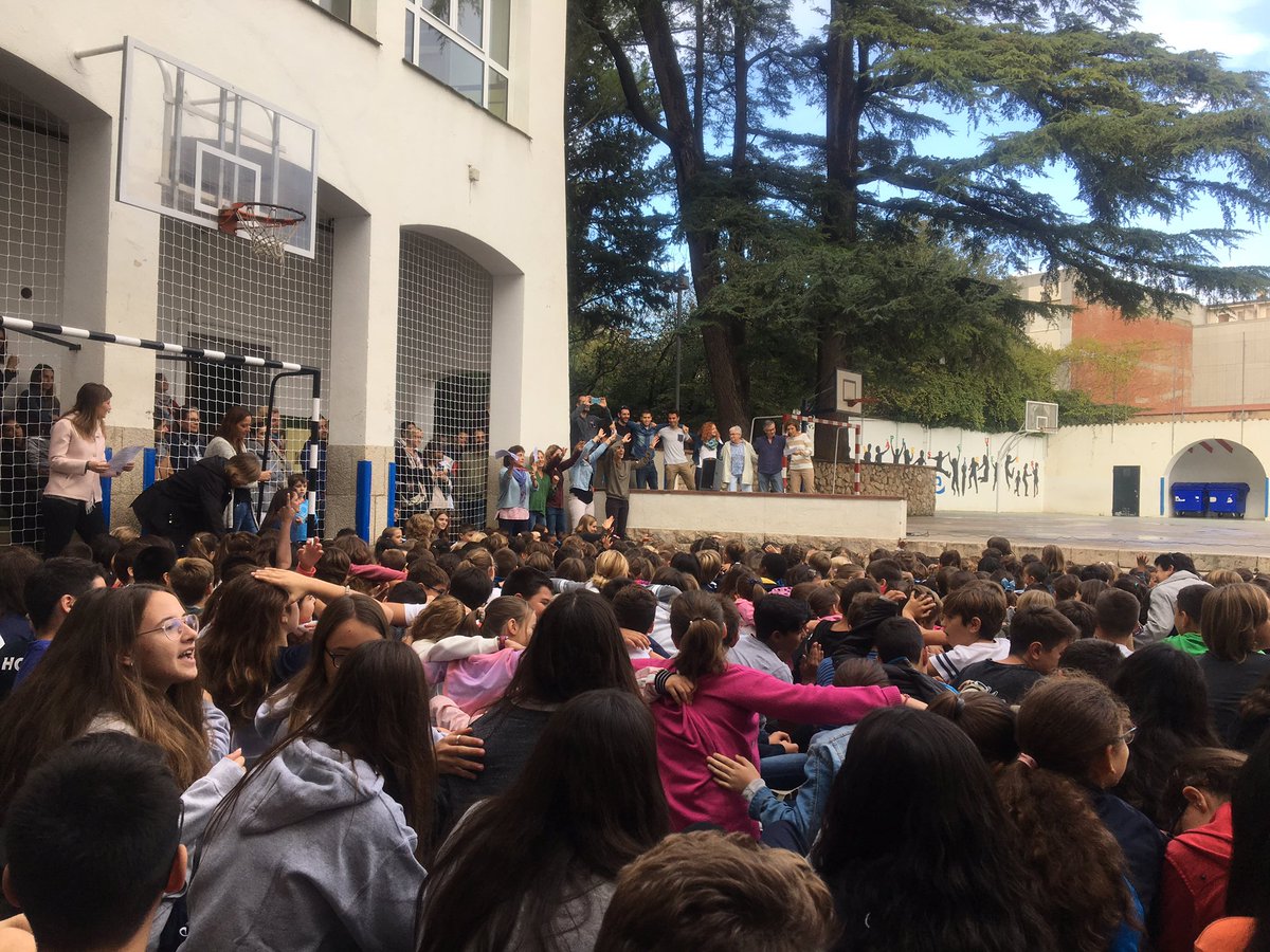 EF3erESO's tweet photo. Celebració d’inici de curs de les Escolàpies Figueres. Seguirem llançant-nos  #esoesc #tutoria 3rESO https://t.co/28t54Tvmgo
