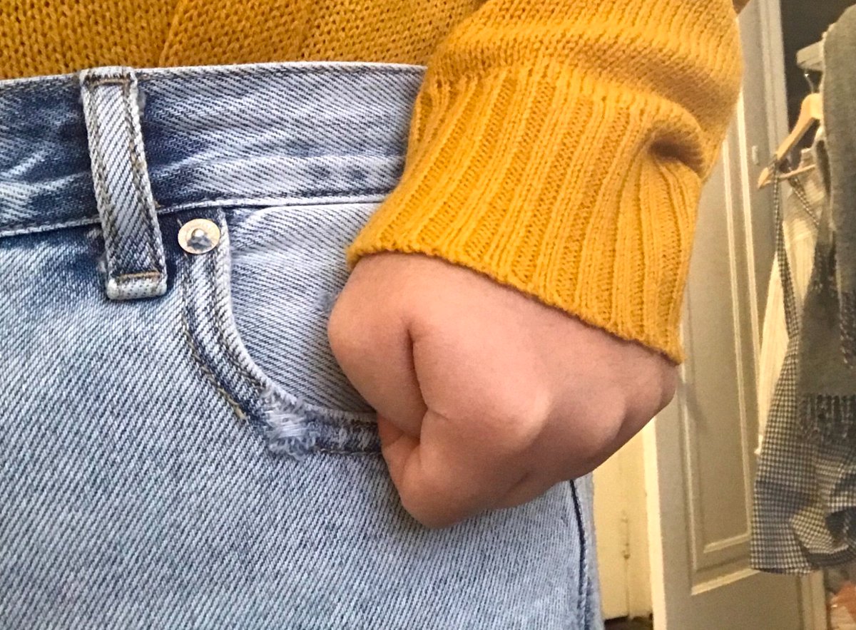 jiwoo5's tweet photo. when u wanted to copy the arthur meme but realize you’ve taken a picture of the wrong hand https://t.co/NjQqzKM0ow