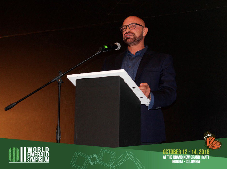 Fedesmeraldas's tweet photo. En este momento nos acompaña Ioannis Alexandris Fundador de GEMOLOTHOS, nos acompaña en este momento, donde nos cuenta la historia de las esmeraldas y su paso por las manos de las personas más importantes de la historia. #WESII2018 https://t.co/nBeXcIwZ74