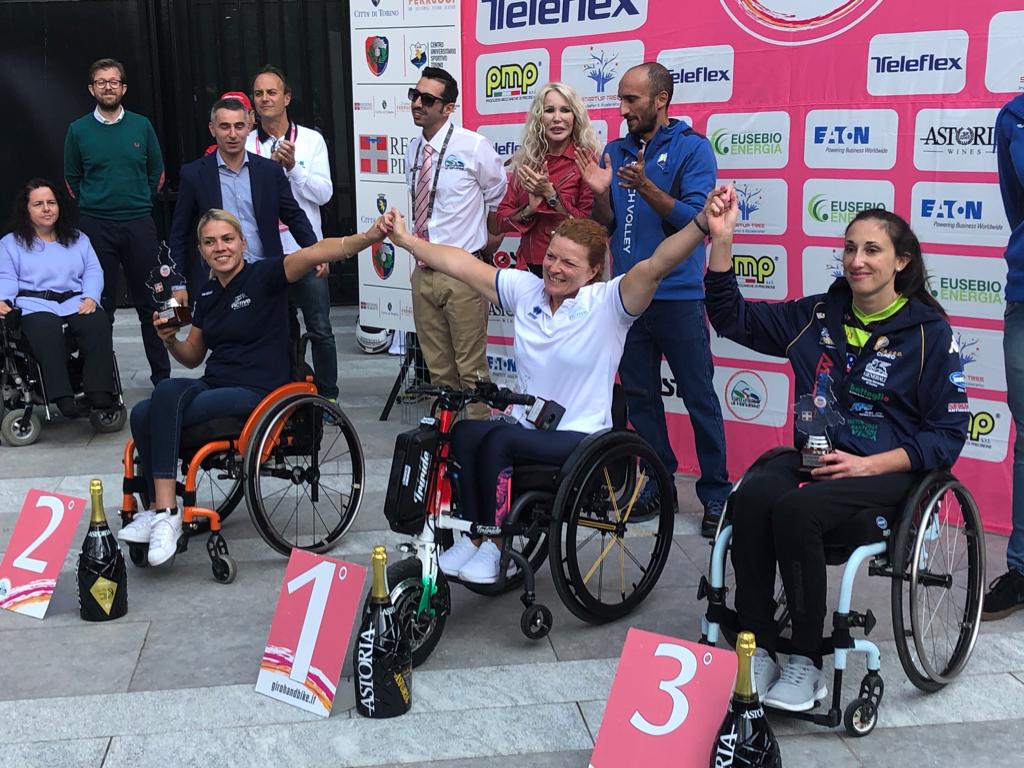 _MissBrown_'s tweet photo. Premiazioni della finale del @GiroHandbike, uno degli eventi dei #TorinoParalympicDays https://t.co/v6smA3fc1O
