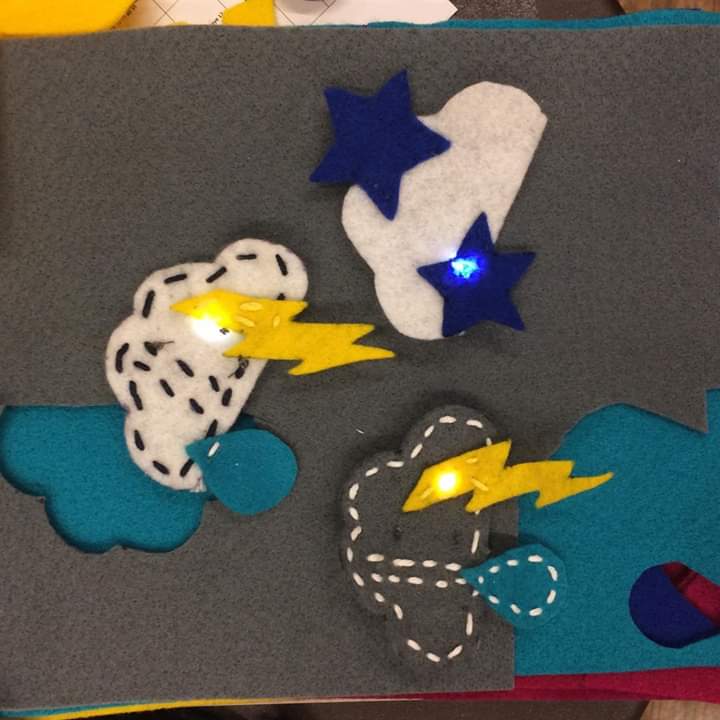 DurasBib's tweet photo. Résultat de l’atelier e-textile : zéro doigt piqué et des magnifiques badges lumineux ! Si ça vous tente, rendez-vous pour la deuxième édition jeudi 25/10 à 16h30 ! #numok #lilypad #bib2paris #paris20 #sparkfunelectronics @FestivalNumok by @prich262 et Delphine de @durasbib https://t.co/O9Zvjv749E