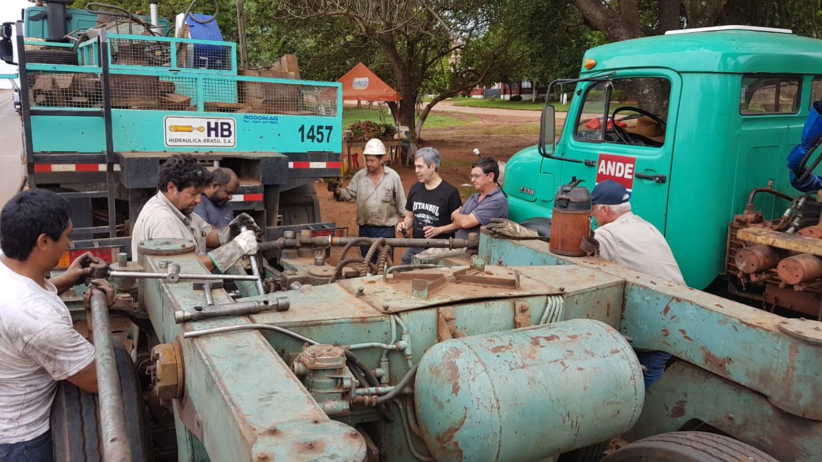ANDEOficial's tweet photo. El Pdte. Ing. @PedroFerreiraPy se encuentra en ruta, con los funcionarios técnicos de la Sección Mecánica de la Gerencia Técnica, quienes están encargados de llevar el trafo de potencia a la Subestación Alto Paraná #ANDEdelaGente https://t.co/eQ3yp3S5Ee