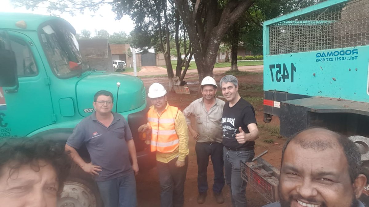 ANDEOficial's tweet photo. El Pdte. Ing. @PedroFerreiraPy se encuentra en ruta, con los funcionarios técnicos de la Sección Mecánica de la Gerencia Técnica, quienes están encargados de llevar el trafo de potencia a la Subestación Alto Paraná #ANDEdelaGente https://t.co/eQ3yp3S5Ee