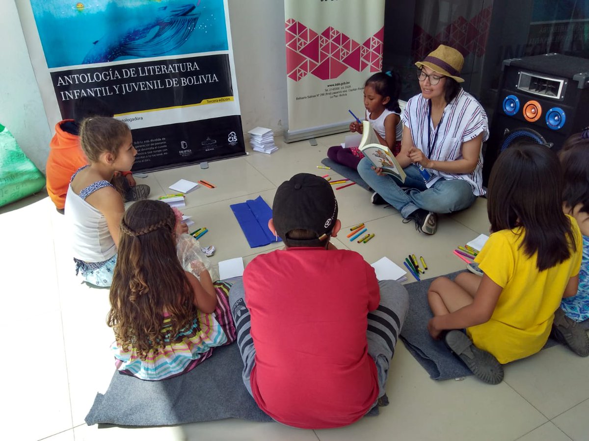 biblio200bol's tweet photo. #Hoy #Cochabamba #FILC2018
Cerramos nuestras actividades en la feria junto a los niños y el taller Cuentacuentos a colores, basado en el libro de la #BBB: 'Antología de literatura infantil y juvenil de Bolivia'. https://t.co/kIcgRzPty6