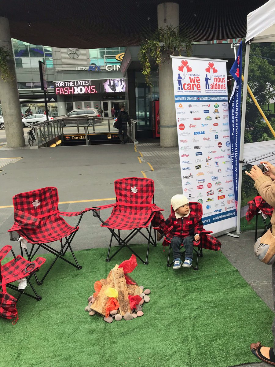 SyscoCanada's tweet photo. Supporting #FriendsofWeCare at the #SmokesPoutinerie World Poutine Eating Championship. Our Sysco Canada President Randy White competing in the CEO Poutine Eating Competition for this great cause!
#WPEC2018 @smokes_poutinerie @poutinerie #SyscoCanada @friendsofwecare https://t.co/Psu6d75SIp