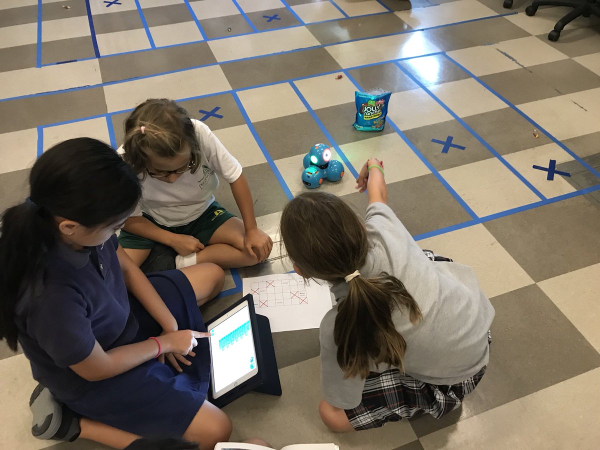 psellerw's tweet image. Candy maze with #dashrobots #blockly @WonderWorkshop @awtyintlschool Grade 5 Robotics Club #coding #awtylearns