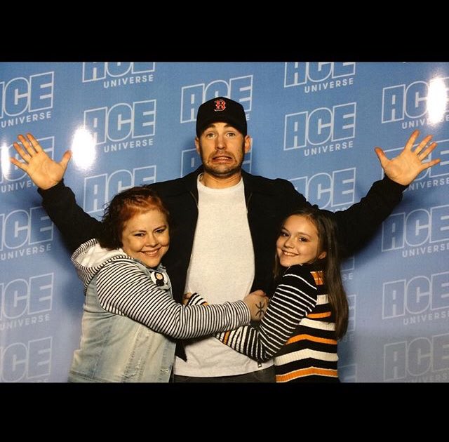 chrisevansintl's tweet photo. 📸|jessielucidart: “He is the sweetest & has the BEST smile!!!! Well, not in this picture...lmao. This is my daughter, who loves Chris too! #acecomiccon #chrisevans #captainamerica #avengera #avengers4 #teamcap #steverogers #marvel #mcu #aceuniverse #hugs #chicago #navypier ...” https://t.co/FufpHiBDKm