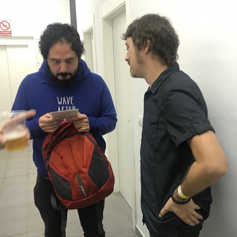 megustamargaux's tweet photo. Resulta que nuestro guitarra y teclista Javi coincidió varios años en el conservatorio con @El_Kanka y en 2003 le grabó su primera maqueta pero perdieron el contacto y no se la llegó a entregar. El viernes aprovechando que coincidimos en el @Benalfest_ se la dio por fin. 😁 https://t.co/VoHbou32me