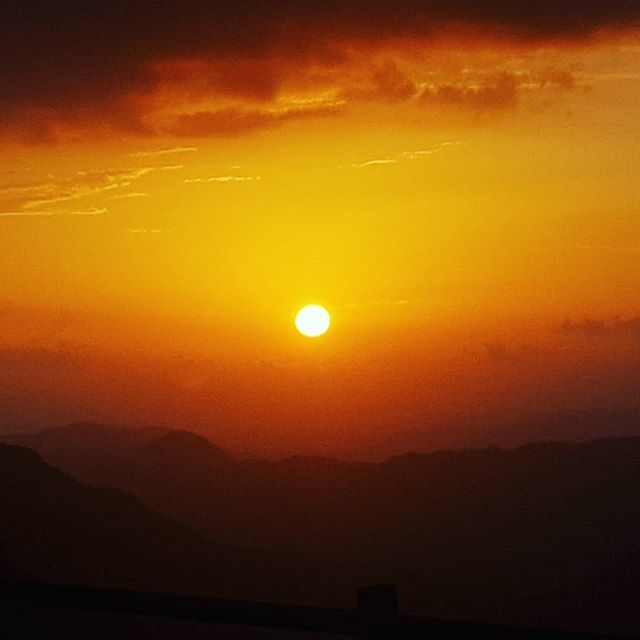 prettylilmakers's tweet photo. One of the best sunsets that I've witnessed.
.
.
.
#sunset #amboli #maharashtratourism #maharashtra_igers #konkan #ghats #maharashtra_ig #nature #like #mothernature #orange https://t.co/JQIFyCniAc https://t.co/WgBouMh5Fb