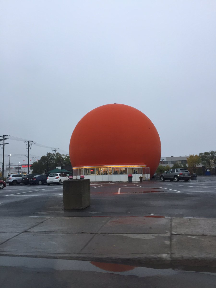 SBarrBrisebois's tweet image. #OrangeJulep. Never got to eat there unfortunately. Very popular location for many Montrealers. #restaurant