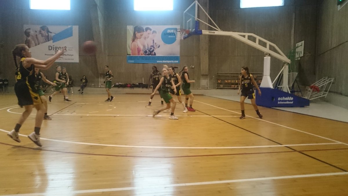 cbblanes's tweet photo. Victòria del @cbblanes Infantil femení #interter
vs @joventutfemeni 35-48
Partit molt igualat i jugat amb molta intensitat per part dels 2 equips. Les nostres jugadores han jugat un excel·lent 5è i 6è quart que ha permès agafar una còmoda avantatge i guanyar el partit. #Seguim https://t.co/gYp7vAXd0v