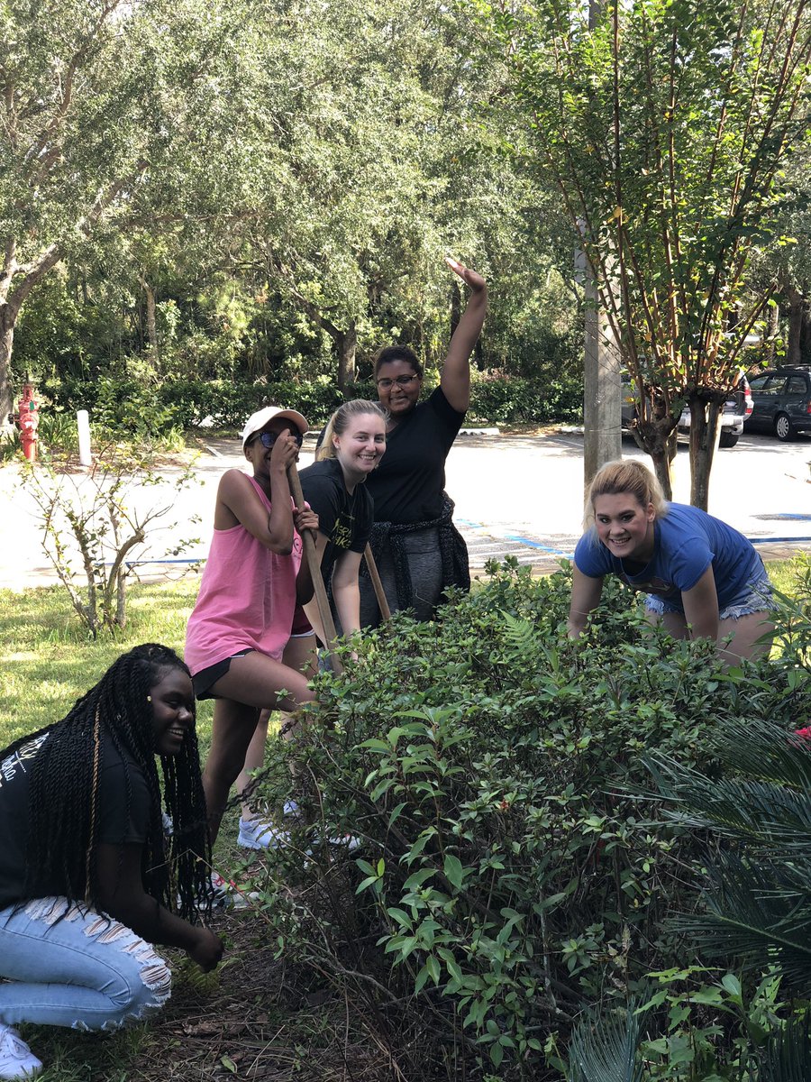 ThetaAlphaDelta's tweet photo. Nothing better than serving alongside our sisters on a Saturday! #thetaalphadelta #serviceday https://t.co/ZlRNS9dV6w