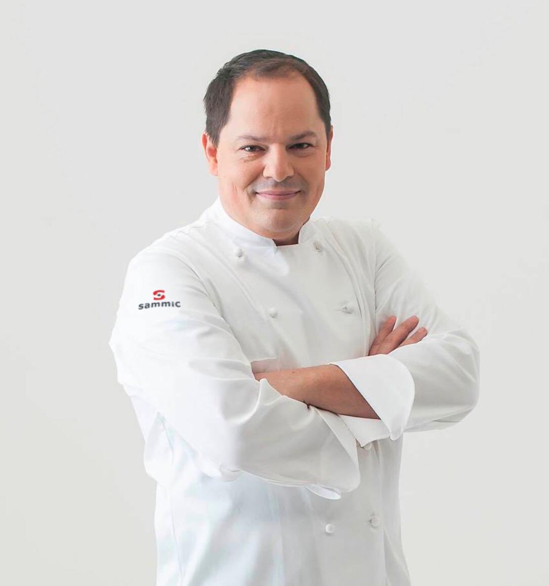 Este martes a las 12:30 a la entrada del mercado, estará con nosotros en Creando Cocina  👨‍🍳Enrique Fleischmann👨‍🍳 l