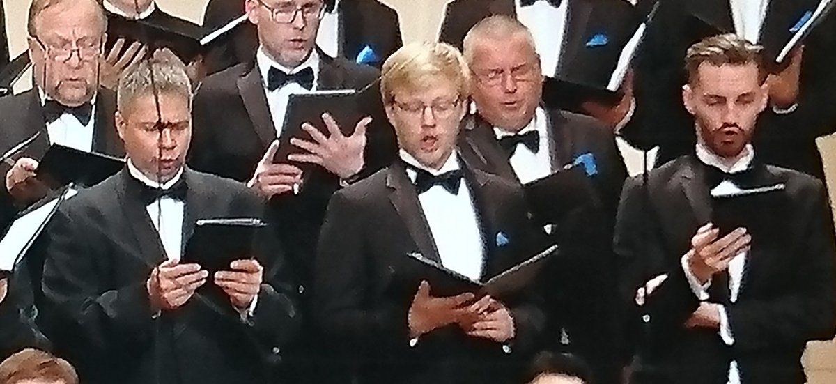 これが時代か 合唱の人がタブレットで楽譜を見る現代 話題の画像プラス