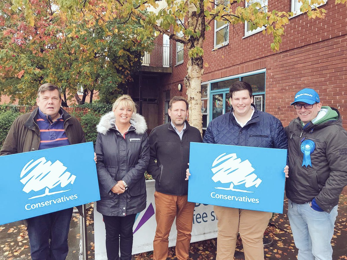 benmabbett's tweet photo. Out in the rain ☔️ this morning in #Wantage with @edvaizey #teamtory #outinanyweather https://t.co/bHdfgV4k6l