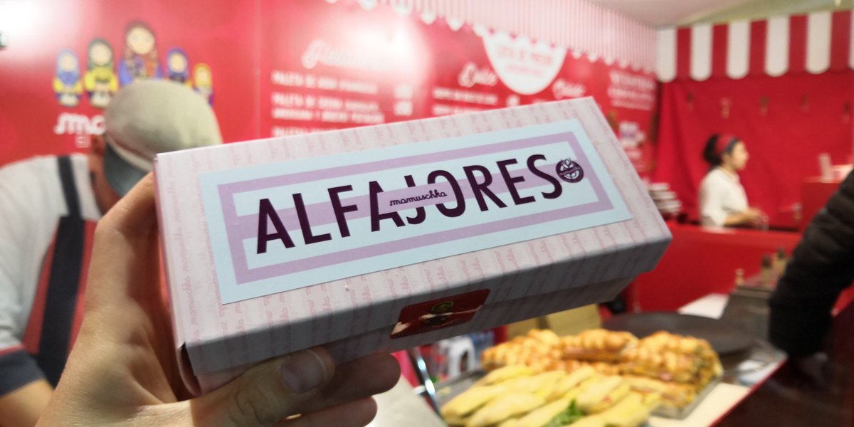 GabiMendicoa's tweet photo. Las alegrías que te da #BALC2018 
@mamuschka presentó alfajores sin #TACC en @Barilochealacar 
Están hechos con harina de almendras y muuuucho dulce de leche, son la gloria! 😍😍😍 https://t.co/dE3LHF7kFW