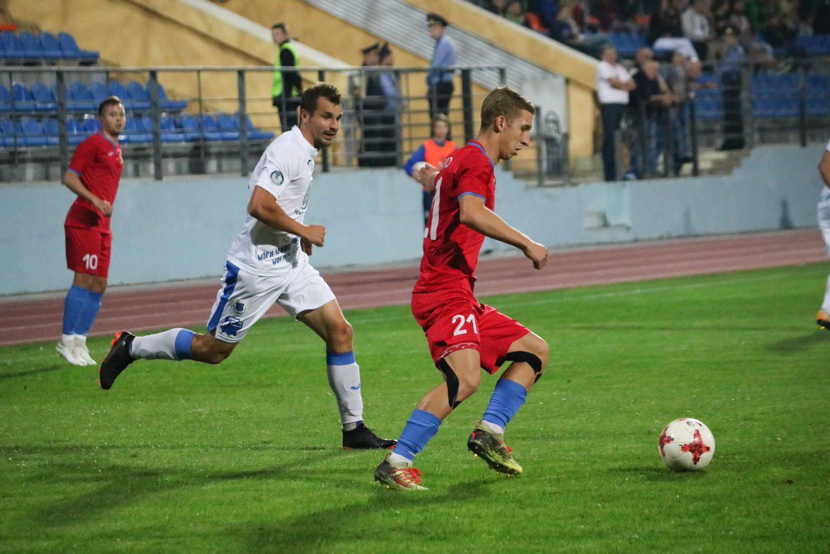 SmolevichiFC's tweet photo. Каплиенко на своем фланге обороны находит время покуражиться: сейчас он закрывал корпусом мяч от соперника, параллельно делая "чеканку" мяча https://t.co/6Db09Cy1Z2
