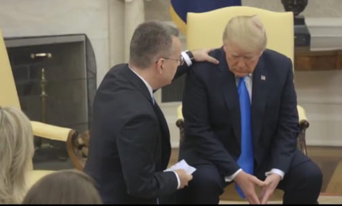 BRUNSON:SİYONİST-MASONİST SİSTEMİN ELİ OMUZLARINDA benim için yaptığını takdir edecekler...
TRUMP: Başını EĞEREK, İSRAİL MAVİSİ KRAVATIYLA VE YAPTIĞI EL İŞARETİYLE PİRAMİTE/ÜST YÖNETİM VE PLANLARI için bir uşağa bile NE KADAR BAĞLI OLDUĞUNU TÜM DÜNYANIN GÖZÜ ÖNÜNDE İLÂN EDİYOR!