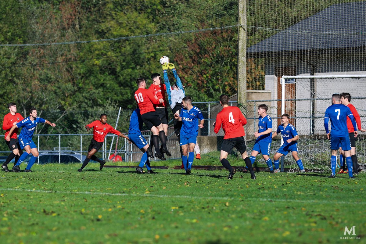 MLeeMedia's tweet photo. Few pictures from this morning @MunsterSenLgue Senior 1st Division: @WiltonUnitedFC vs @leesideafc at Pat Bowdren Park. More pictures on the Facebook page: https://t.co/ICUzNK59fH #MLeeMedia #Cork #Football #Soccer https://t.co/DmZvZrlZS5