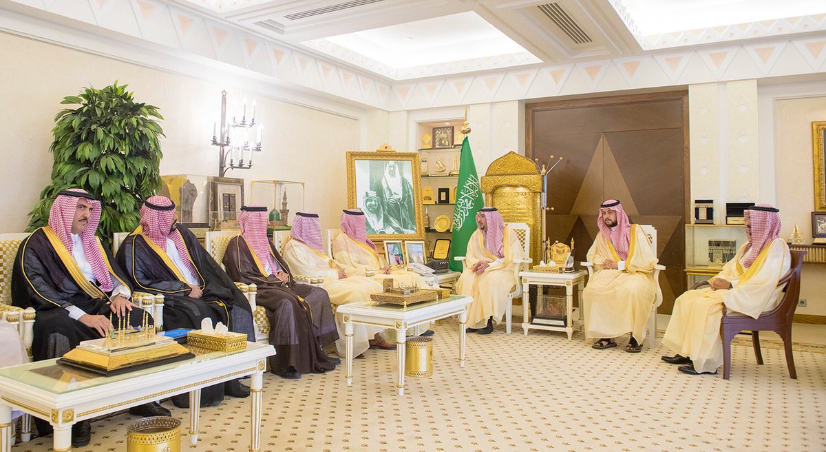 EmarahAlQassim's tweet photo. مشيداً سموه بالجهود المبذولة في استثمار طاقات الشباب في مجال التقنية .. 
بحضور نائبه .. #أمير_القصيم يلتقي وزير #الاتصالات_وتقنية_المعلومات . https://t.co/tzZ3qlVS94