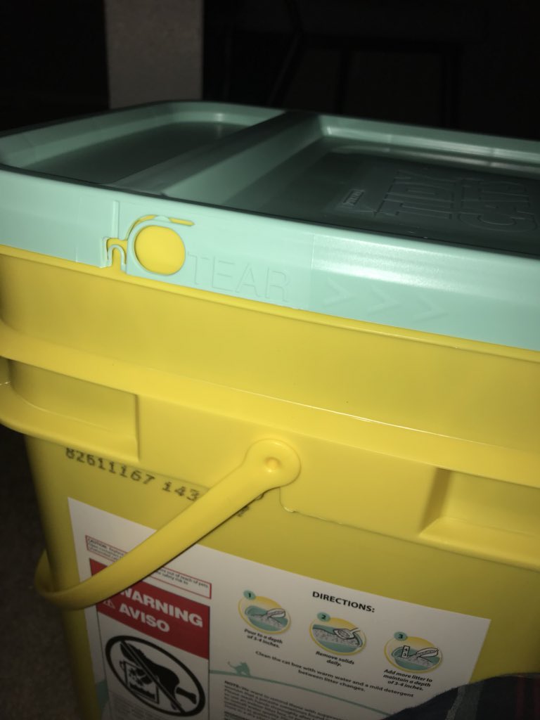 BestKindofCrazy's tweet photo. This horrid tab is the ban of my cat mom exsistence. @TidyCats why so hard to get into these pails? 😭 https://t.co/VzQXwP3COl