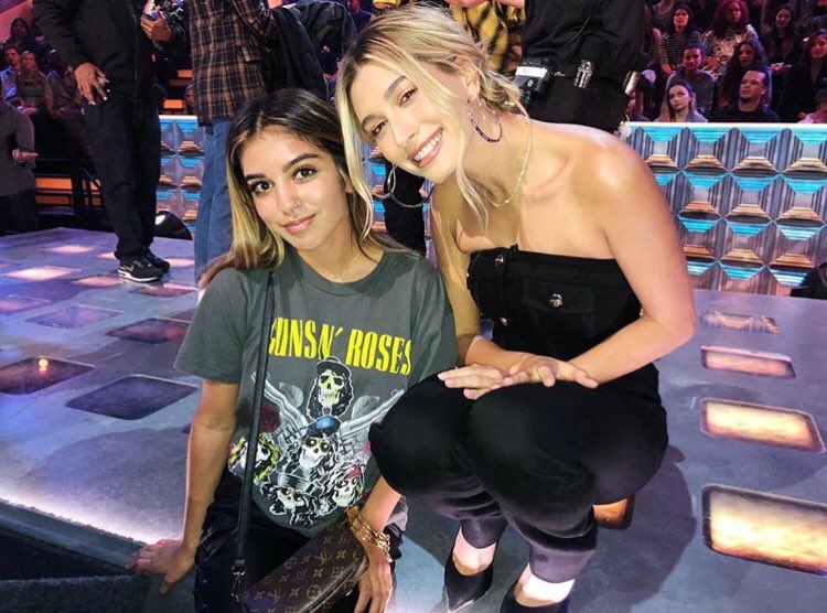 Hailey Bieber Outfits On Twitter Hailey With A Fan On The