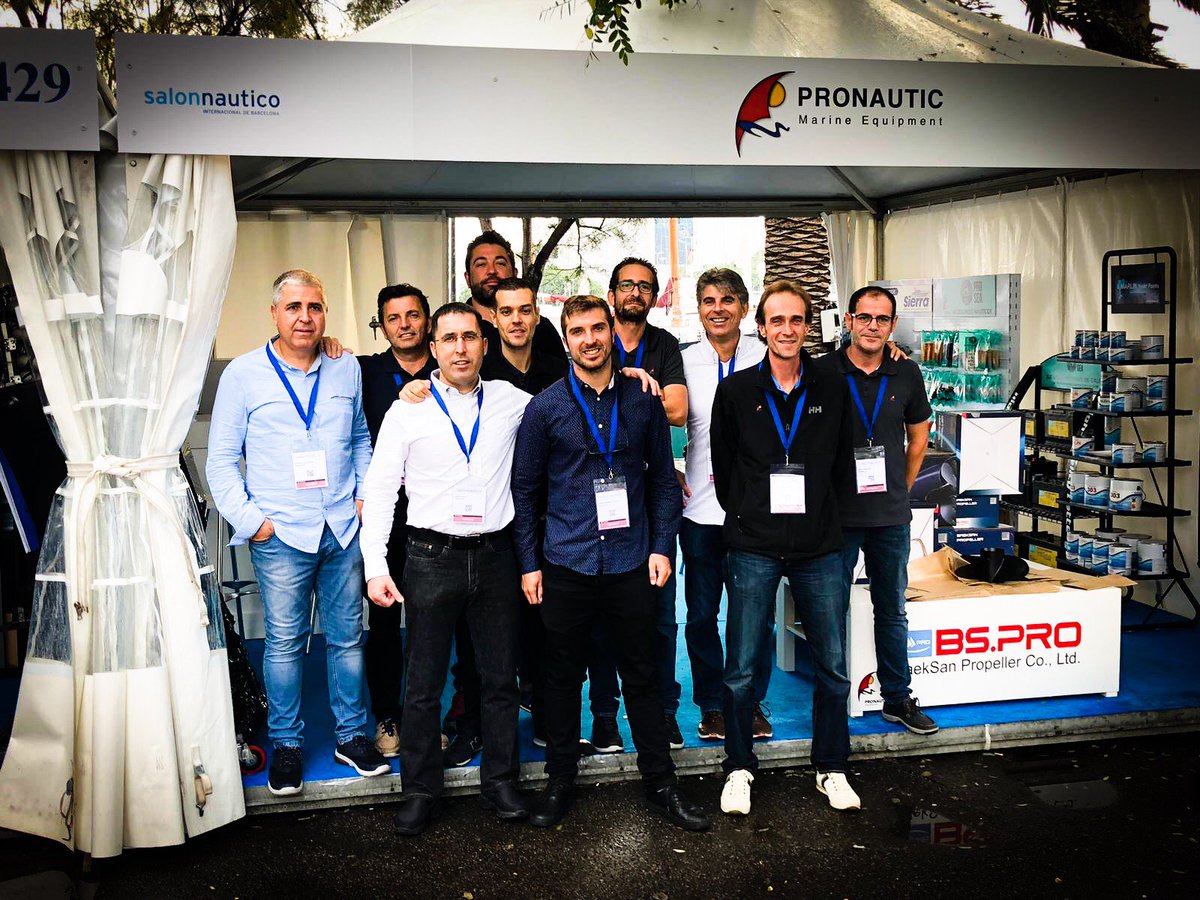 pronautic_es's tweet photo. El equipo técnico/comercial se prepara para encarar el último día del #salonnautico Barcelona 2018 #pronautic #prosea #protender https://t.co/okVbIIrP2G