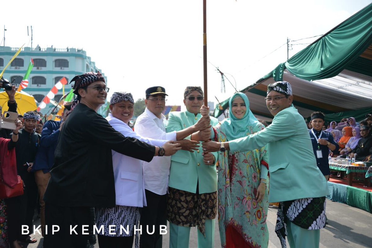 BudiKaryaS's tweet photo. 1. Minggu, 14 Okt 2018, Saya hadir di Tasikmalaya bertemu warga Tasik dlm kegiatan October Festival dmn para warga sdg memperingati hari jadinya yg ke-17.  Utk meningkatkan keselamatan berkendara kami membagikan helm. https://t.co/joAJ1X2OdC
