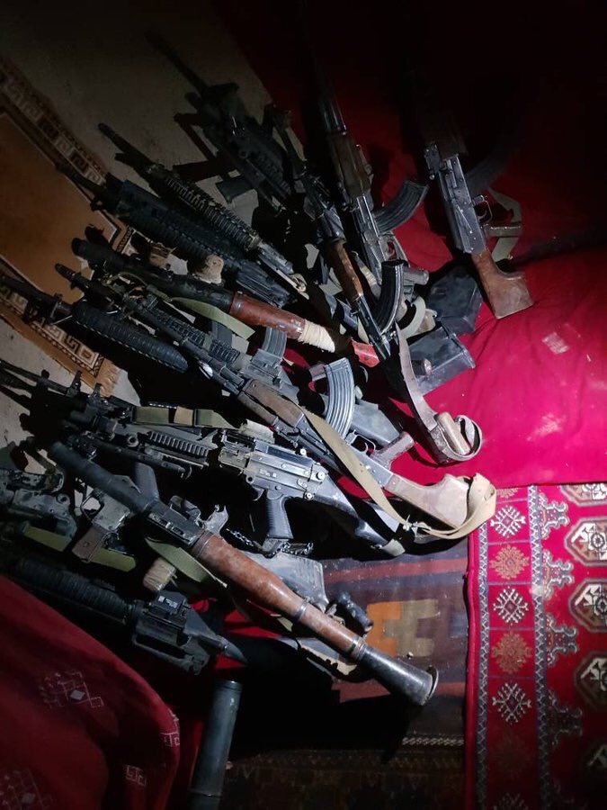 terror_monitor's tweet photo. #AFGHANISTAN
#Taliban Showing Of Seized Weapons &amp; Captive Soldiers In #Farah Province. #TerrorMonitor https://t.co/Sxa01PNXCN