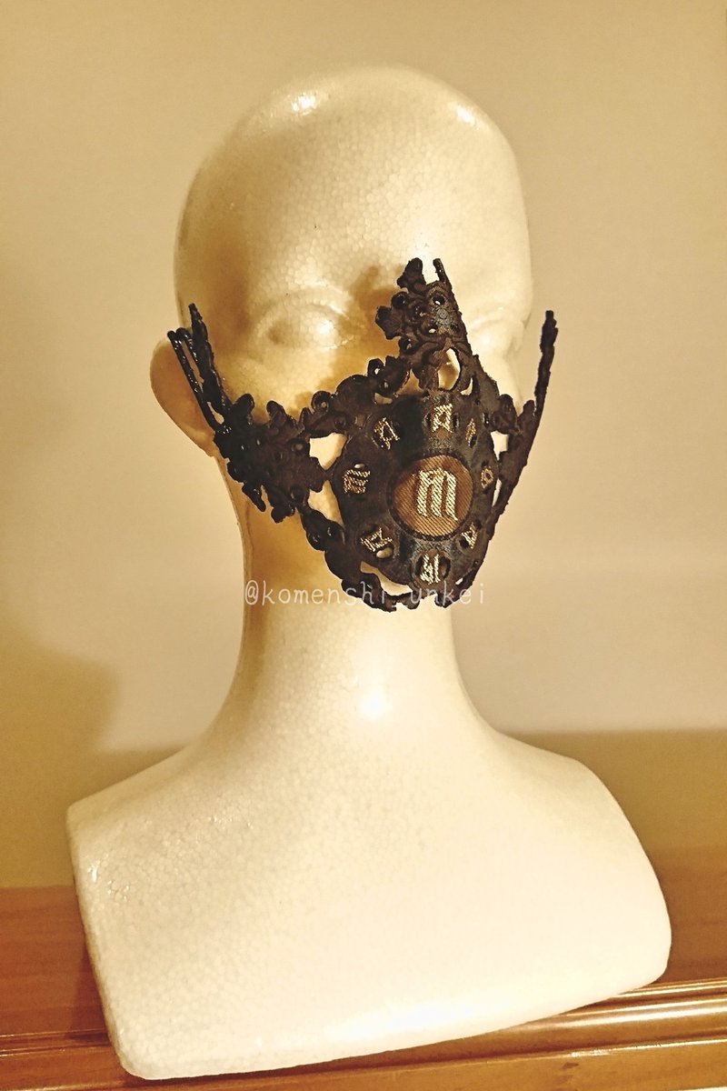 尾澤 雲恵 張り子面師 椎名林檎 さんグッズ ラマ生地 で仮面を作りました 上半分の面をイヴ 下半分の面をアダムと名付けます マネキンが超小顔なのでサイズが大きく見えますが 実際は小型の仮面です 不惑の余裕 静岡2日間 埼玉3日間 福岡