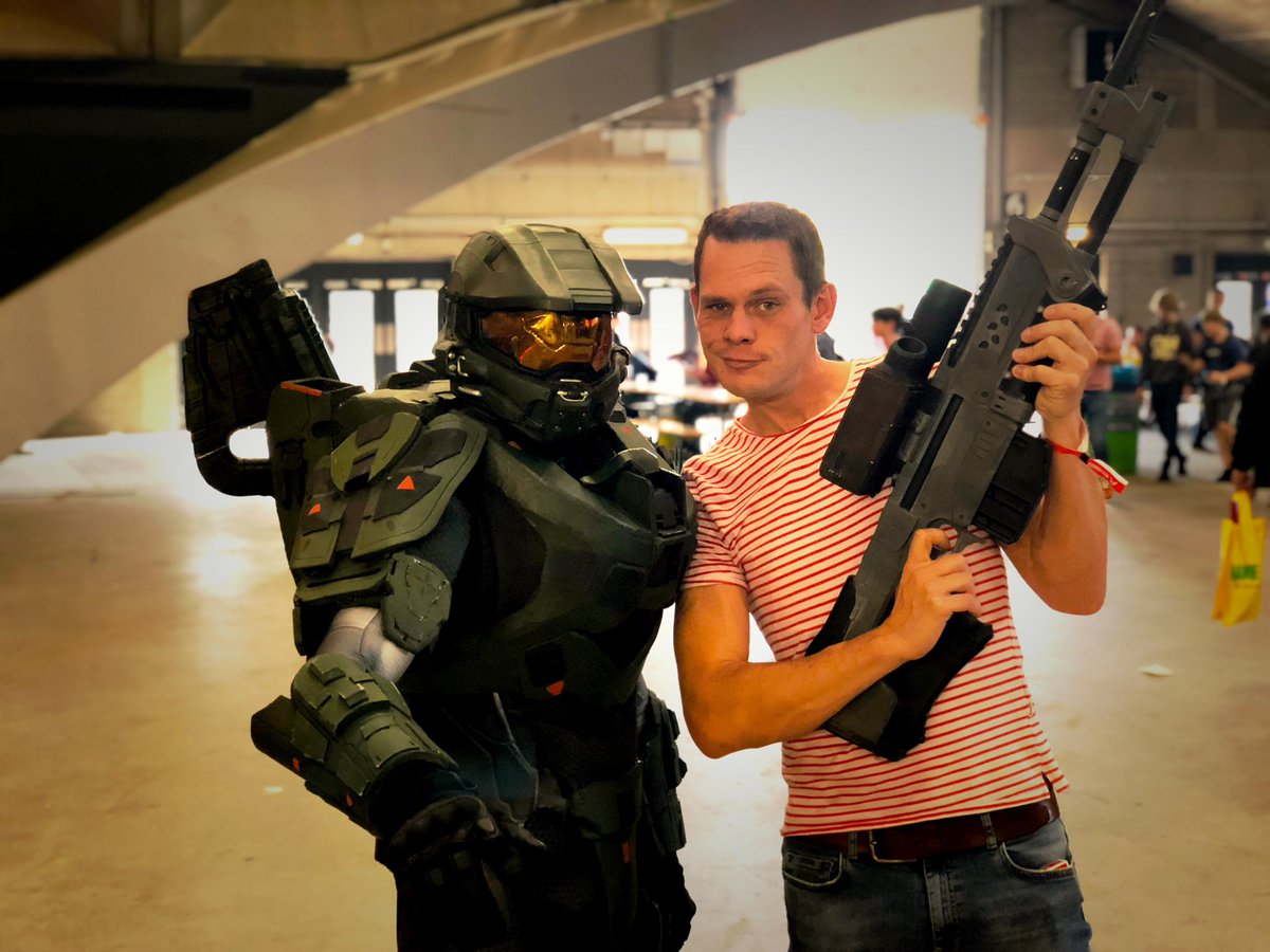 Gamersnet's tweet photo. Onze @PetorGN vermaakt zich prima op #GameForce2018 in Mechelen! De #swag helpt... #masterchief #halo https://t.co/9W081hYm8o