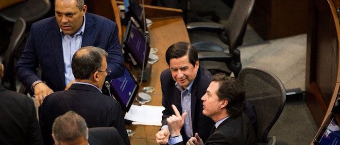 RazonPublica's tweet photo. #CrisisPartidos 💢 El Partido Liberal ha perdido lo liberal, parecen decir los que renunciaron a las toldas rojas ¿Viento de nuevo Liberalismo? Por @milangacali. https://t.co/Mu5tDo0yaF vía @RazonPublica https://t.co/wDaUTbZGHq