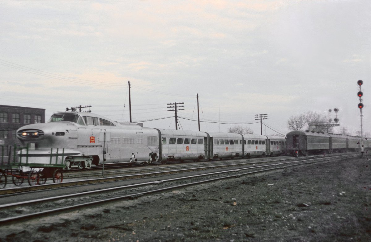 americanrails's tweet image. Chicago, Rock Island &amp;amp; Pacific's (Rock Island) 'Aerotrain' set #2 works commuter service at Chicago's Englewood Union Station on April 21, 1965.  Roger Puta photo. american-rails.com/aerotrain.html