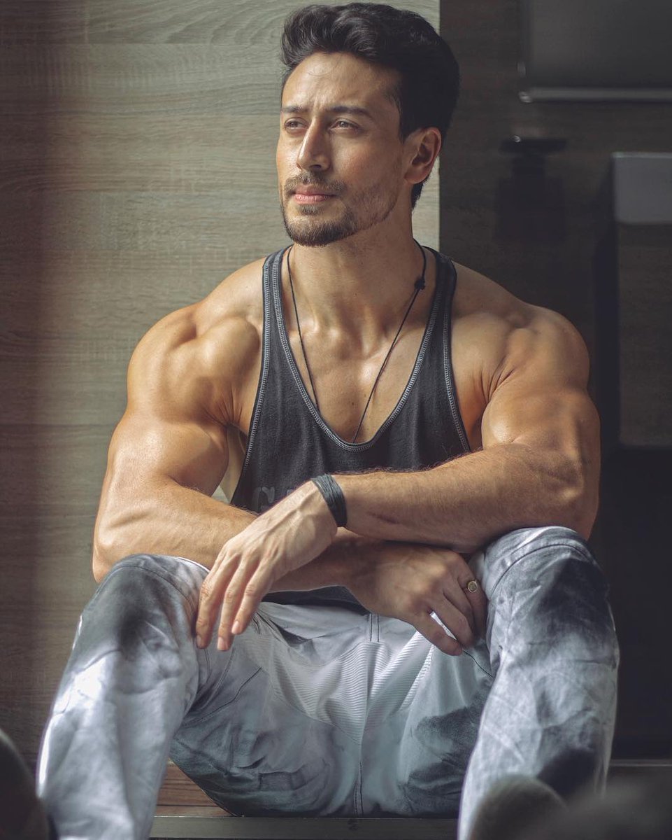 iMAHIRTIGERIAN's tweet photo. 🙏😍i Respect ur Body💪 It’s The Only One U Get❤ 🙈😭 @iTIGERSHROFF Wow @ShariqueAly Bhai click Is Always Surprising 😍👌 👏 🙃📸 @iTIGERSHROFF
#tigershroff #onset #anothershotfromtheotherday #shotbyme #shariquealy #shariquesayed #inbetweenshots #chillinglikea🐯 #TigerianMahir https://t.co/xtCqiOQXNe