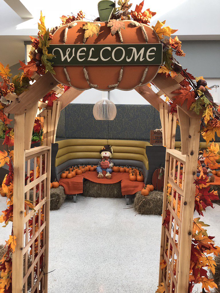 thenolamom's tweet photo. Welcome to the pumpkin patch provided by @shopatlakeside. #nombfamilyfun https://t.co/hIGAS8VrpA
