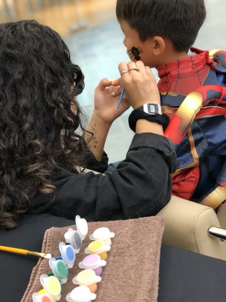 thenolamom's tweet photo. Sweet faces being painted and hands being massaged at @parisparker at @shopatlakeside. #nombfamilyfun https://t.co/bB8TWuMpmw