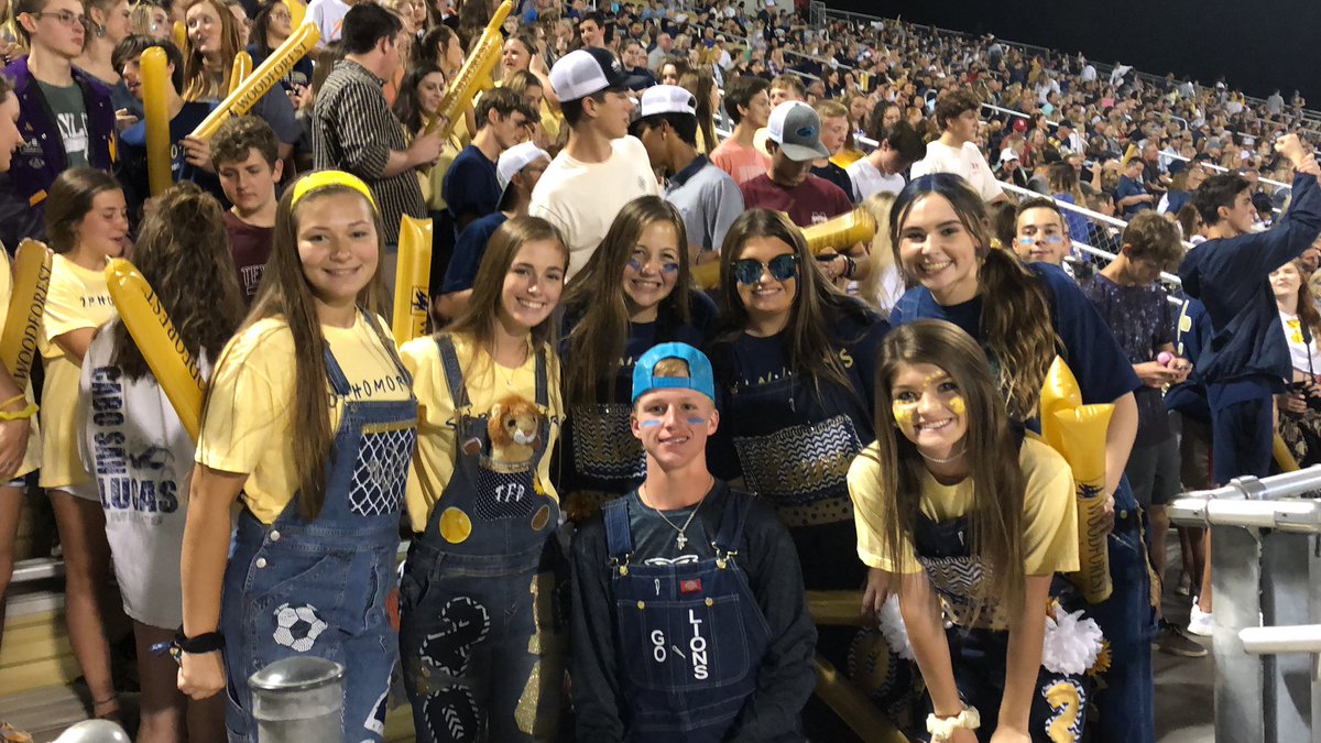 lakecreek_stuco's tweet photo. What a FANTASTIC bond between @LakeCreekCheer & our spirit leaders! L💙VE seeing them work together and build each other up...these are some GREAT student leaders right here!!! Friday night lights, Texas style! @PhilTweaton @LakeCreekHS #foco2018 #Best1stYearEver #lakecreeklions https://t.co/udxr8Vu1UV