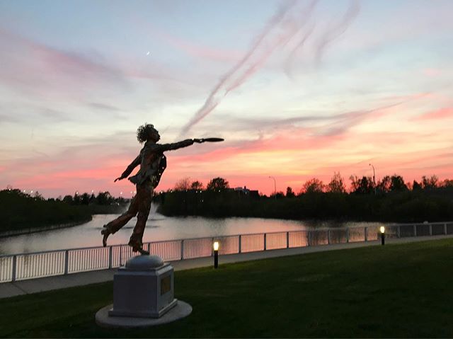 WesternMichU's tweet photo. Take a moment to reflect on what makes you happy, then wake up tomorrow and do it. #WMUisHome #StrikeGold #Love #Happiness #Gratitude https://t.co/DQk5KQ2d39