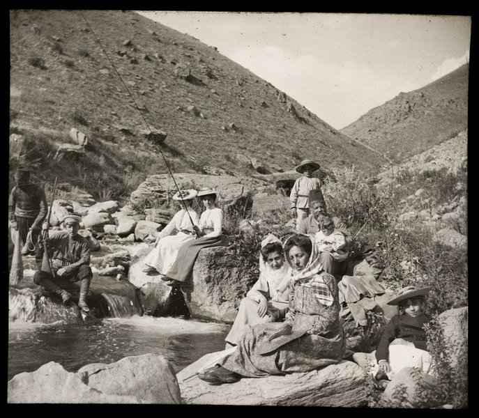 Bir zamanlar Anadolu'da. Erzurumlu, belki Arapgirli Ermeniler derede keyif yapıyor.
f. George Djerdjian