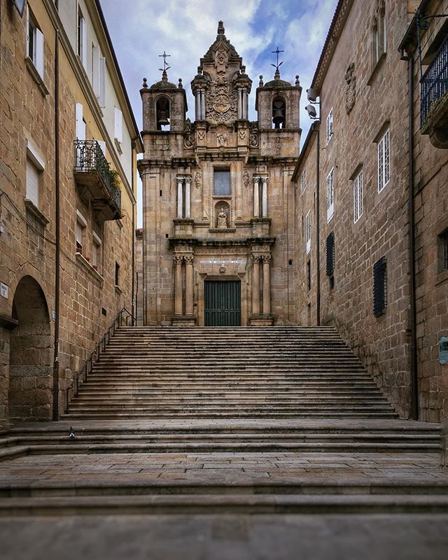 Pequeñas maravillas que se pueden encontrar por Ourense. Iglesia de Santa María la Mayor. 😍#Ourense #orense #galicia #españa #spain #viajar #viaje #travel #trip #turismo #spainiswonderful #estaes_espania #spain_gallery #visitspain #spain_beautiful_landscapes #IGersSpain #spa…