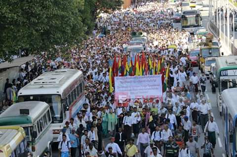 ႏုိင္ငံေတာ္ႏွင့္ တပ္မေတာ္အေပၚ ဖိအားေပးဝင္ေရာက္စြက္ဖက္ေသာ ျပည္ပႏုိင္ငံမ်ားႏွင့္အဖြဲ႔အစည္းမ်ား ဆန္႔က်င္ရႈတ္ခ်ပြဲကုိ ဆရာေတာ္ဦးဝီရသူ၊ ကုိဝင္းကုိကုိလတ္ ဦးေဆာင္ပါဝင္၍ ယေန႔ ရန္ကုန္ျမိဳ႕ေတာ္ခန္းမေရွ႕တြင္ျပဳလုပ္ခဲ့သည္
​ေဒၚခင္ဝုိင္းၾကည္တတ္​​ေရာက္​လာသည္ကုိ​​ လည္း ေတြ႔ရသည္။ 
Photo-KMMW