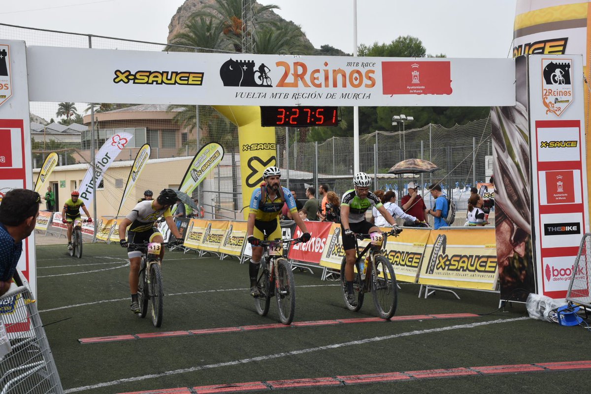 La #carrera de #MTB Dos Reinos Región de Murcia ha finalizado en #Archena con éxito de participantes y sin incidentes destacados. Ayudó a entregar los premios el Concejal de #Deportes del Ayto.Archena. a pesar de la intenso lluvia, más de 350 corredores la terminaron
