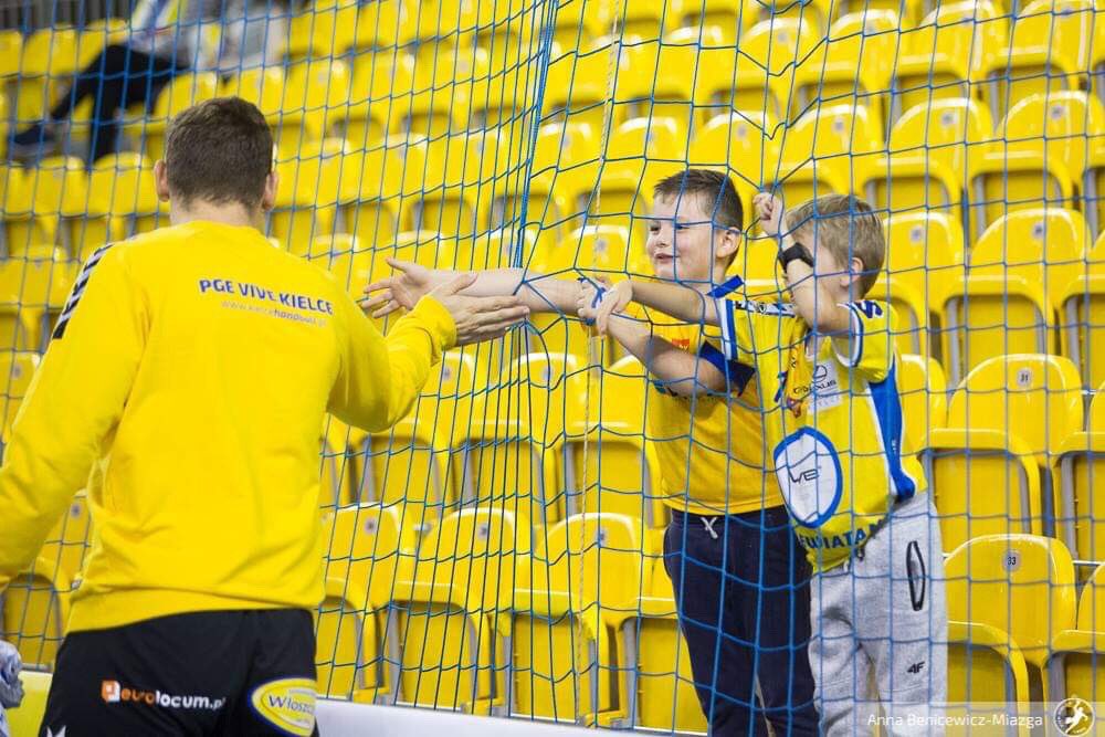 kielcehandball's tweet photo. O godz. 17:00 rozpoczynamy mecz na szczycie Ligi Mistrzów z liderem grupy HC Vardarem Skopje 🤾‍♂️👍

📸@ABMprojekt 
#gramyrazem #handball #veluxehfcl https://t.co/9Y7M89EdFH