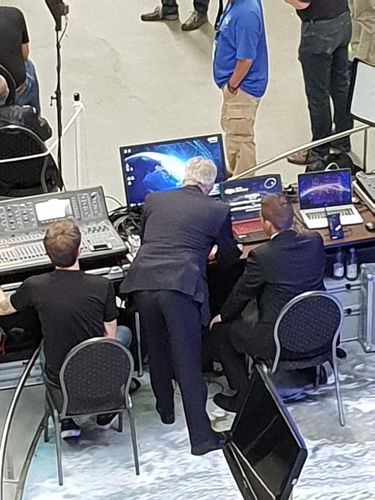 ande871's tweet photo. Thomas Reiter gibt nebenbei noch kurz IT-technische Unterstützung.
Ein Video wollte nicht recht laufen.
#Raumfahrtaktionstag
#Apolloandbeyond
#TechnikmuseumSpeyer https://t.co/CZDB5j5YAe