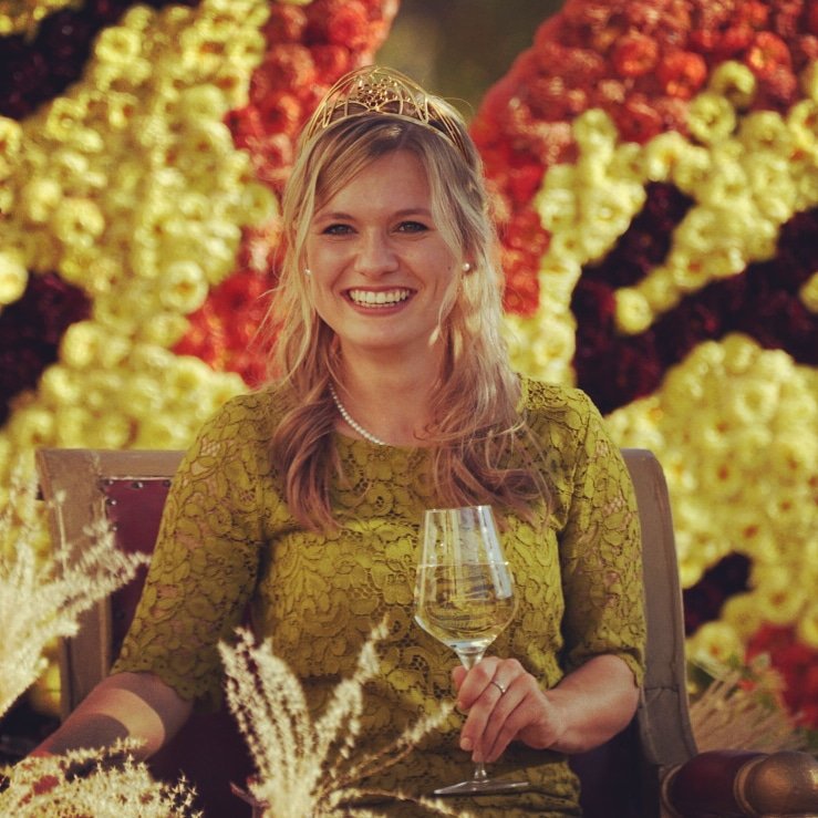 Pfalzfoto's tweet photo. #NeustadtWstr - Unsere Deutsche Weinkönigin, Carolin Klöckner, beim Winzerfestumzug. https://t.co/QFDVXNPHjh