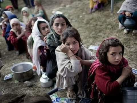 Touseef_TLP's tweet photo. ہاتھوں کو کشکول بنائے بیٹھے ہیں 
بھوکے بچے_ غول بنائے بیٹھے ہیں https://t.co/r4X8WAD0TN